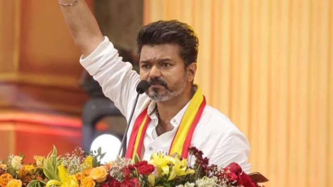 “ஈவு இரக்கமின்றி பெண் நிர்வாகிகளின் வயிற்றில் எட்டி மிதித்து கீழே தள்ளி….” இது மக்களாட்சி இல்ல…. கொந்தளித்த தவெக தலைவர் விஜய்….!!