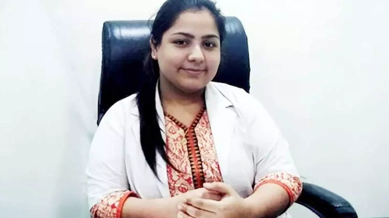 பரபரப்பு…! “முடிமாற்று அறுவை சிகிச்சை….” 2 பேரின் இறப்புக்கு காரணமான பல் மருத்துவர்…. நீதிமன்றத்தின் அதிரடி உத்தரவு….!!