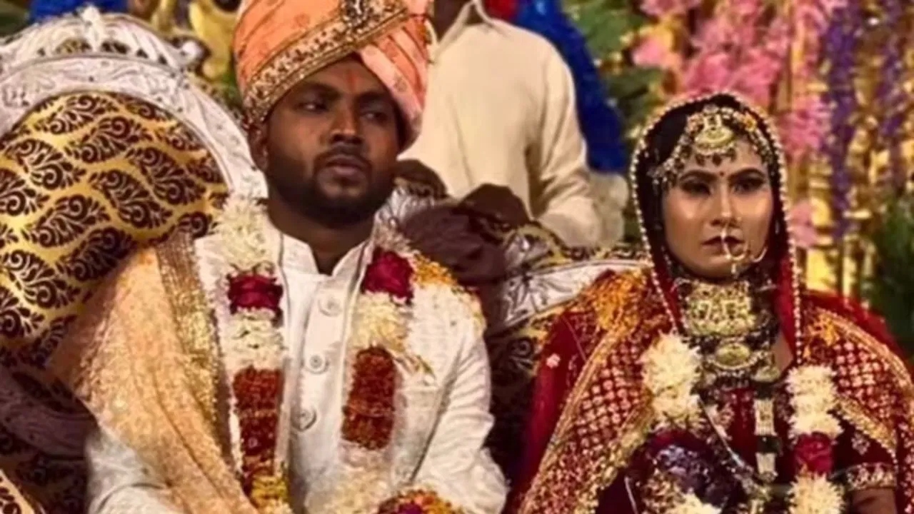“அட… நான் திருடல சும்மா எடுத்து பார்த்தேன்…” மணமேடையிலேயே மாப்பிள்ளை செய்த காரியம்…. அந்த ரியாக்ஷனை பார்க்கணுமே…. இணையத்தில் வைரலாகும் வீடியோ….!!