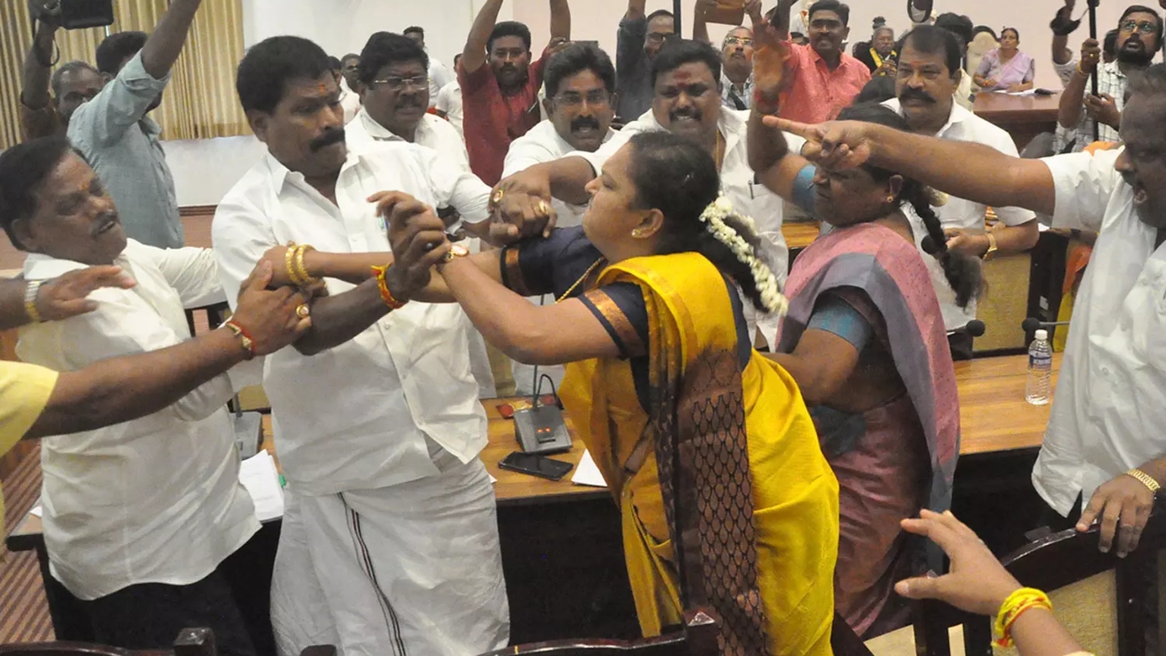 பரபரப்பு….! அதிமுக தலைவரின் கன்னத்தில் அறைந்த திமுக கவுன்சிலர்…. மாநகராட்சி கூட்டத்தில் சலசலப்பு….!!