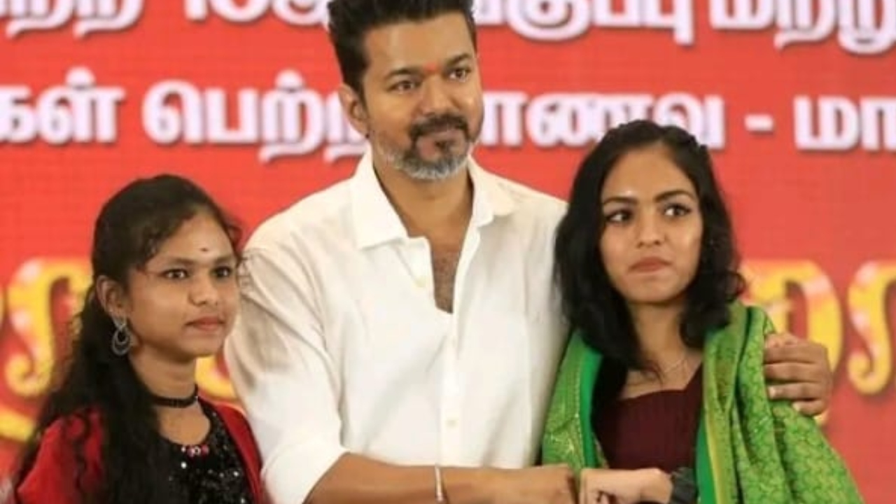 12, 10-ஆம் வகுப்பில் அதிக மதிப்பெண் எடுத்த மாணவிகள்… வைர காதணிகளை பரிசாக வழங்கிய விஜய்…. நெகிழ்ச்சி சம்பவம்….!!