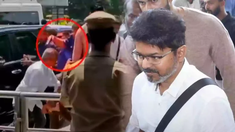 “நடிகர் விஜயை பார்க்க ஓடி வந்த ரசிகர்”… தலையில் துப்பாக்கியை வைத்த பவுன்சர்கள்… பத்திரிகையாளர்களிடமும் அத்துமீறல்… தொடரும் சர்ச்சை..!! ‌