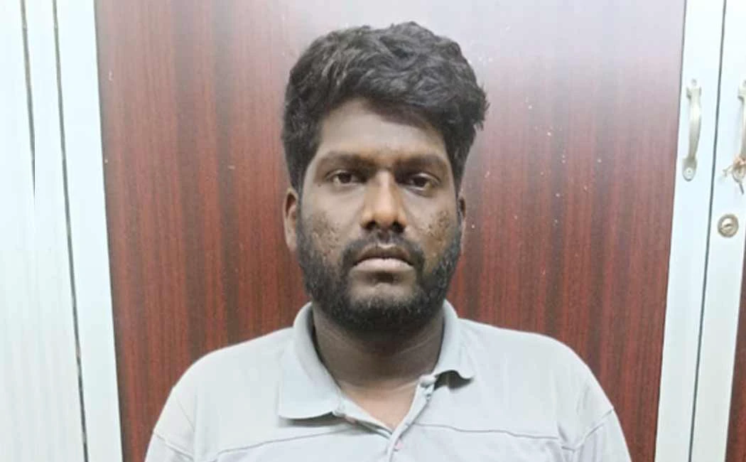 “தொல்லை பண்றாங்க சார்…” செல்போன் எண்களுடன் மாணவிகளின் ஆபாச போட்டோ…. வசமாக சிக்கிய ஆண் நண்பர்…. வெளியான திடுக்கிடும் தகவல்கள்….!!