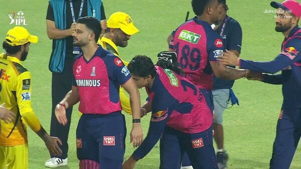 “அதிரடியாக விளையாடிய 14 வயது இளம் புயல்”… CSK-வை வீழ்த்தி RR அபார வெற்றி… எம்.எஸ் தோனியின் காலில் விழுந்து…  வைரலாகும் நெகிழ்ச்சி வீடியோ..!!!