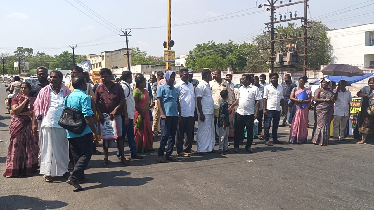 “லேட்டா அனுமதிக்கிறாங்க… அறையில் கடிகாரமும் இல்ல…” நீட் தேர்வு எழுத சென்ற மாணவர்கள்…. பெற்றோரின் பரபரப்பு குற்றாச்சாட்டு….!!