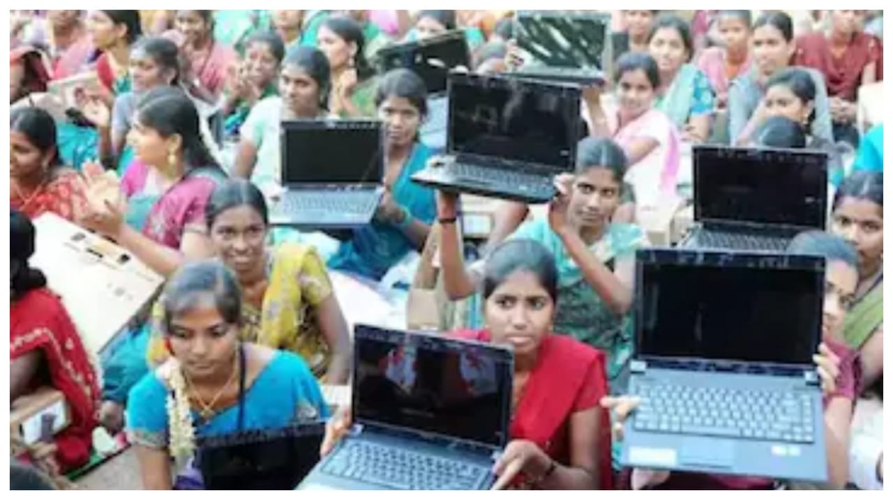 கல்லூரி மாணவர்களுக்கு இலவச மடிக்கணினி… எந்தெந்த பாடப்பிரிவுக்கு வழங்கப்படுகிறது என்று தெரியுமா?…!!!