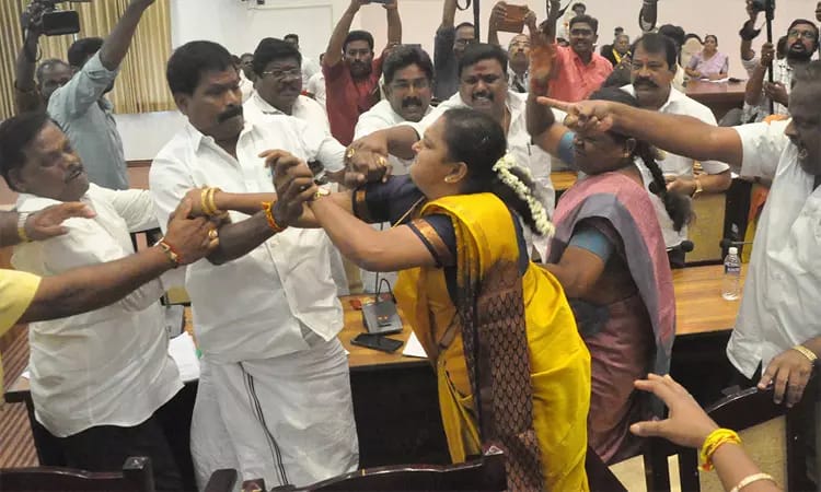 “மாநகராட்சி கூட்டத்தில் பரபரப்பு”.. அதிமுக கவுன்சிலரை கன்னத்தில் அறைந்த திமுக பெண் கவுன்சிலர்… சேலத்தில் பரபரப்பு…!!!