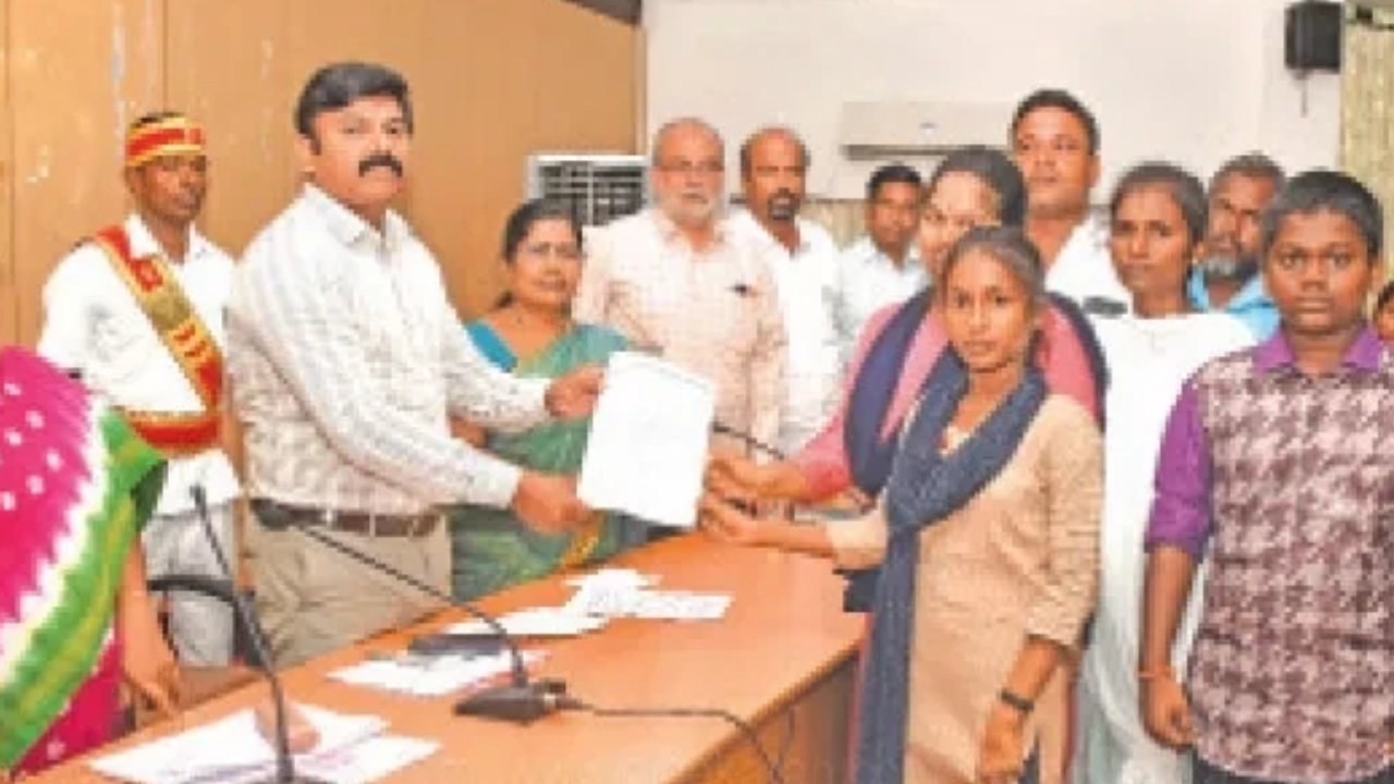 “இனி நாங்க பொறுப்பு…. கவலைப்படாதீங்க….” பெண் குழந்தைகளின் வாழ்வில் ஒளி ஏற்றி வைத்த மாவட்ட ஆட்சியர்….!!