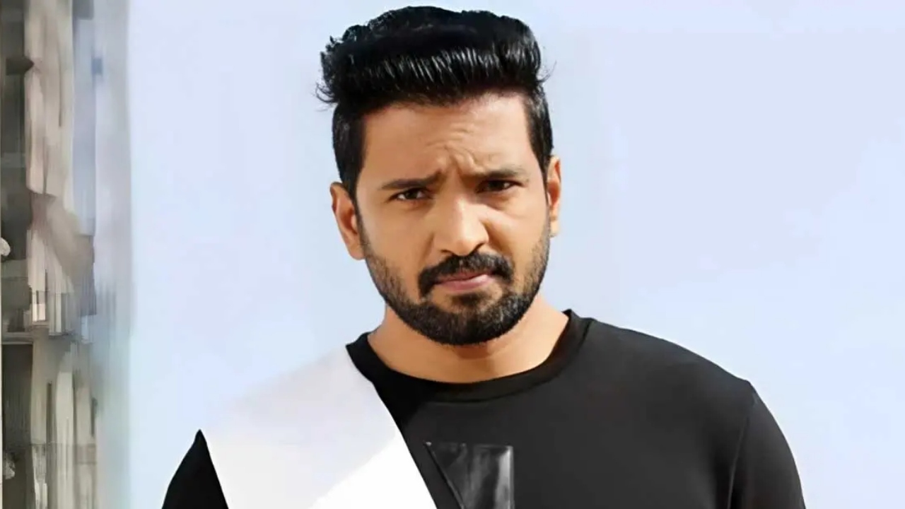 நடிகர் சந்தானம் 100 கோடி நஷ்ட ஈடு கொடுக்க வேண்டும்…. திருப்பதி தேவஸ்தான அறங்காவலர் குழு உறுப்பினர் நோட்டீஸ்….!!