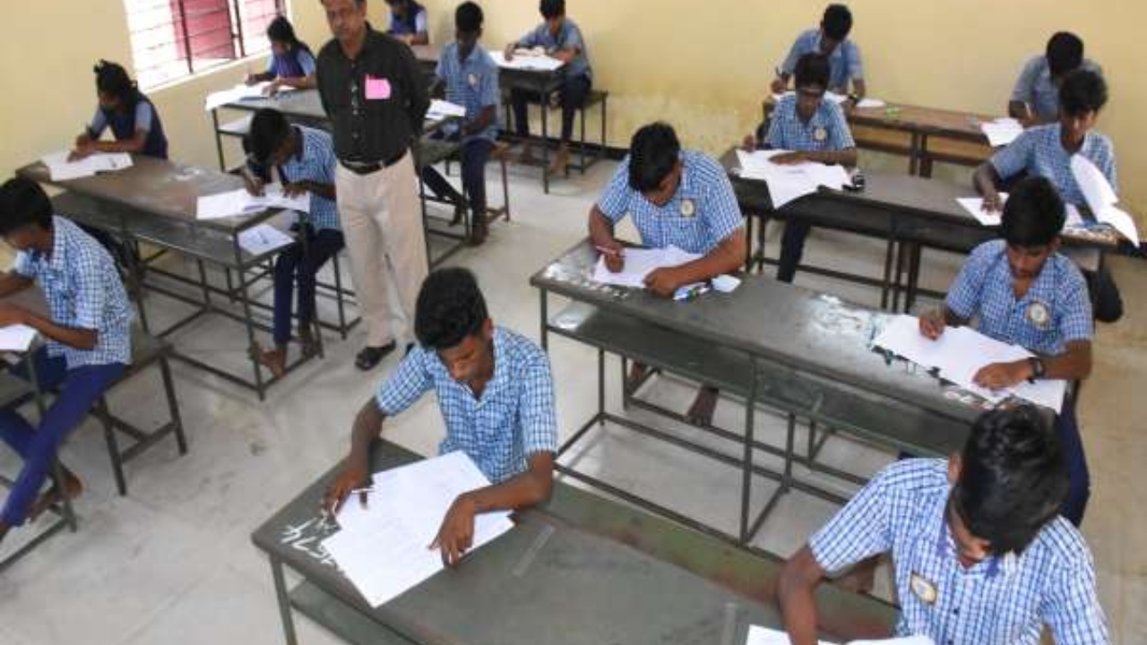 “ஒரே கன்பியூஸனா இருக்கே…” ஒரே பள்ளியில் தேர்வு எழுதிய 156 மாணவர்கள் 100-க்கு 100 மதிப்பெண்…. பொதுமக்களின் கோரிக்கை…!!