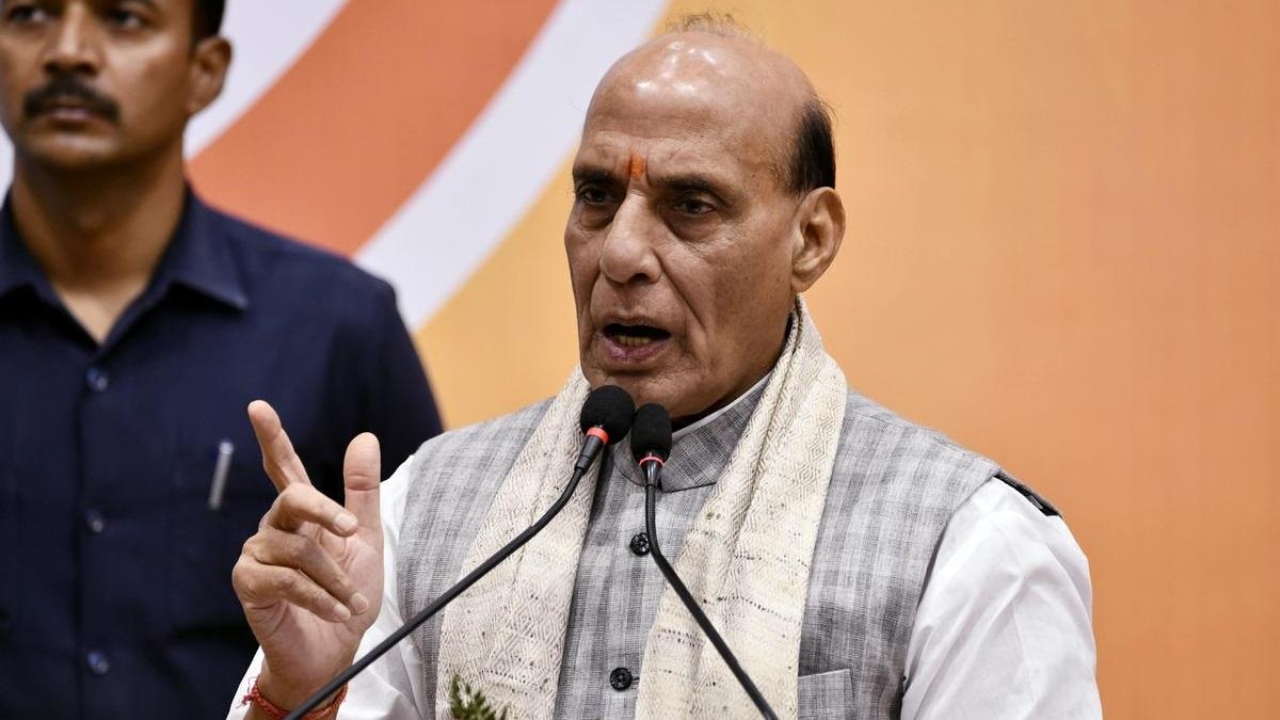 “நேரம் வந்தால் கடினமான முடிவுகளை எடுப்போம் என்பதற்கான உறுதிமொழி தான் ஆப்ரேஷன் சிந்தூர்…” ராணுவ வீரர்கள் மத்தியில் பாதுகாப்பு துறை அமைச்சரின் உரை….!!