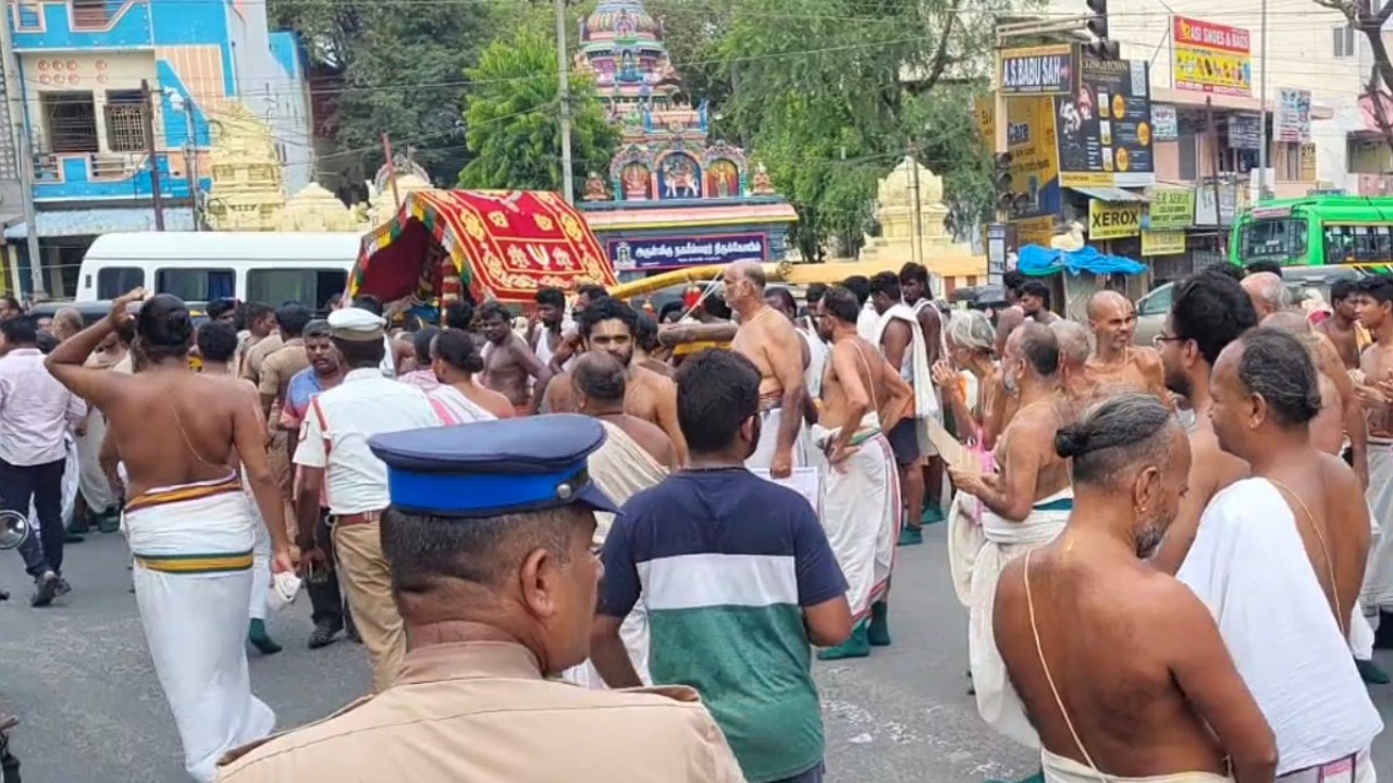 “சாமி பல்லாக்கை நடுரோட்டில் நிறுத்தி….” மீண்டும் இருதரப்பினர் இடையே மோதல்…. பரபரப்பு சம்பவம்….!!