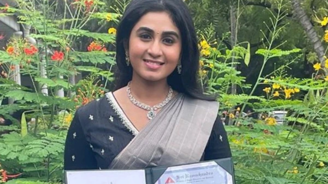 கலக்கிட்டீங்களே….! டாக்டரான பிரபல நடிகையின் மகள்…. யாருன்னு தெரிஞ்சா அசந்து போயிருவீங்க….!!
