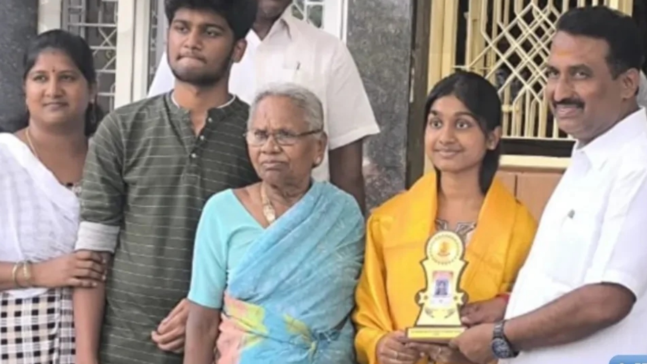நீங்க வேற லெவல்…! 12-ஆம் வகுப்பில் அண்ணனும், 10-ஆம் வகுப்பில் தங்கையும் மாநில அளவில் 2-ஆம் இடம் பிடித்து சாதனை…. குவியும் பாராட்டுகள்….!!