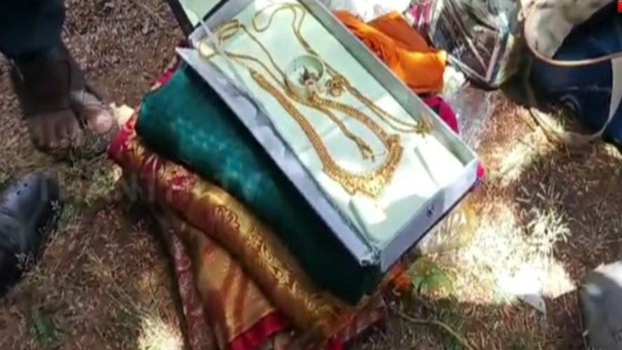 “மொத்தம் 45 சவரன்…” ஆம்னி கிணற்றில் பாய்ந்து 5 பேர் பலி…. நீண்ட போராட்டத்திற்கு பிறகு நகைகள் மீட்பு…..!!