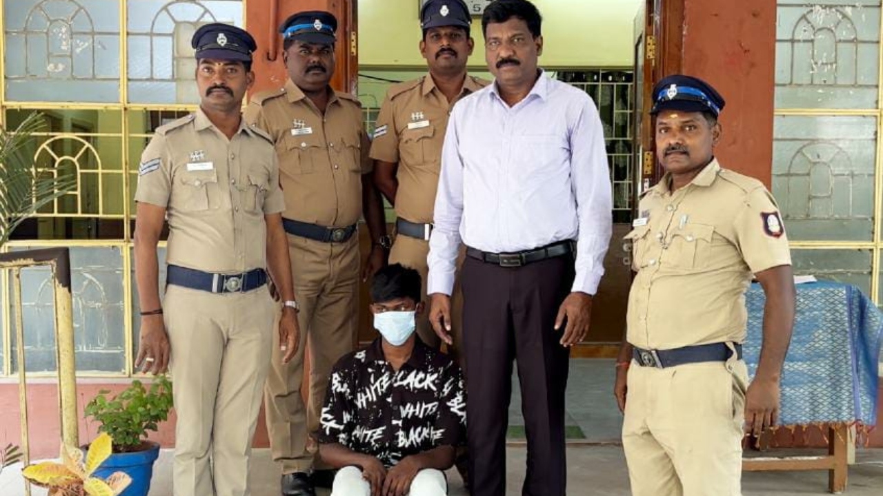 “நாங்க அர்ச்சனை செய்ய வேண்டாமா…?” சாமி ஊர்வலத்தில் துப்பாக்கியால் சுட்ட வாலிபர்…. பதறிய பொதுமக்கள்…. பகீர் சம்பவம்….!!