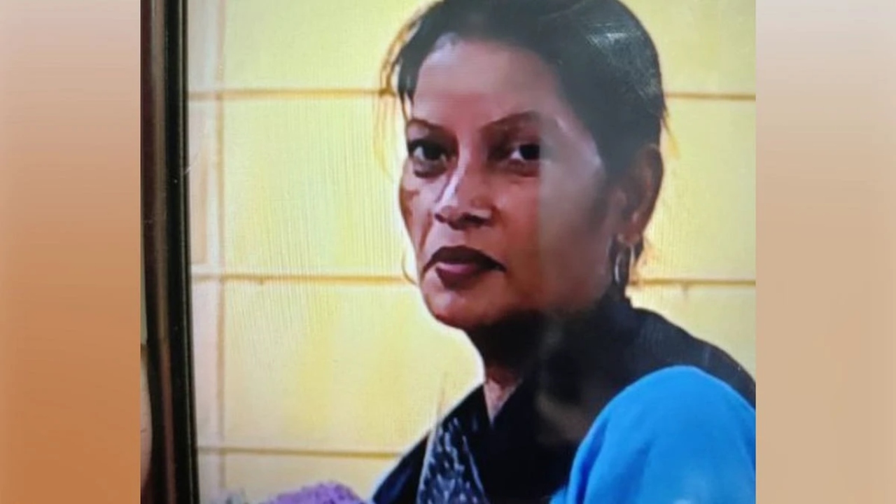 “ஆடைகளை அகற்றி, உடலை கண்ணாடியால் குத்தி…” காதலனுடன் சேர்ந்து தாயை தீர்த்து கட்டி நாடகமாடிய மகள்…. குலை நடுங்க வைக்கும் சம்பவம்….!!