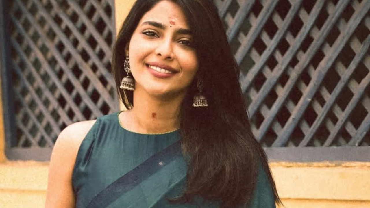 “எனக்கு ரொம்ப பிடிக்கும்…” மதுரைக்கு விசிட் அடித்த ஐஸ்வர்யா லட்சுமி… அசைவம் சாப்பிட மாட்டாங்களாம்…. அவரே சொன்ன காரணம்….!!