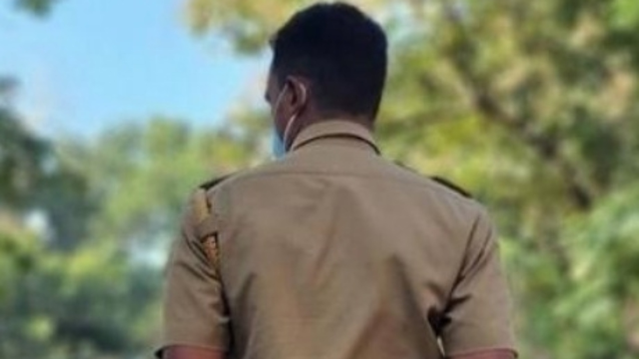 அடியாத்தி…!  மொத்தம் ரூ.10 லட்சம்…. போக்கு காட்டிய போலீஸ்காரர்…. உயர் அதிகாரியின் அதிரடி உத்தரவு…!!