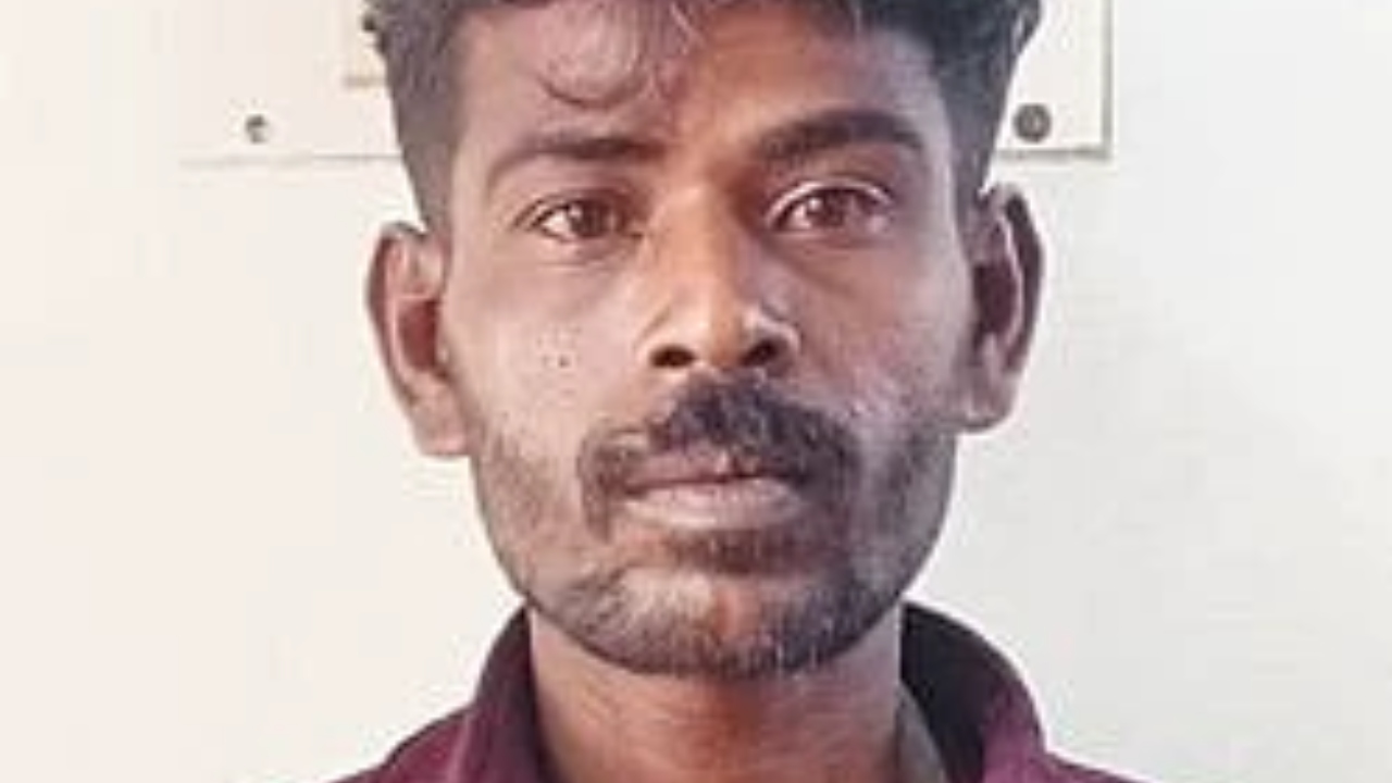 பள்ளிக்கு வந்த ஆசிரியர்கள்…! “தலைமையாசிரியர் அறையில்….” யாருமே எதிர்பாக்காத சம்பவம்…. வாலிபரை தட்டி தூக்கிய போலீஸ்…!!