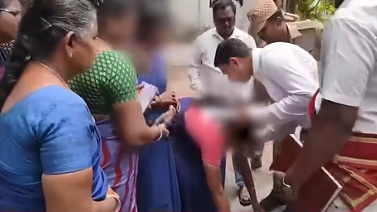 “வயசாயிருச்சு… டார்ச்சர் பண்றாங்க….” நாங்க அரசாங்க வேலை கேட்கல….! கலெக்டர் காலில் விழுந்து அழுத பெண் தொழிலாளர்கள்…. பரபரப்பு குற்றச்சாட்டு….!!