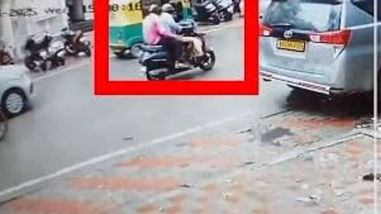 பதற வைக்கும் சம்பவம்….! பைக்கில் சென்ற இருவர்…. அடுத்த நொடியே…. ஐயோ இப்படியா ஆகணும்….? அதிர்ச்சியூட்டும் வீடியோ….!!