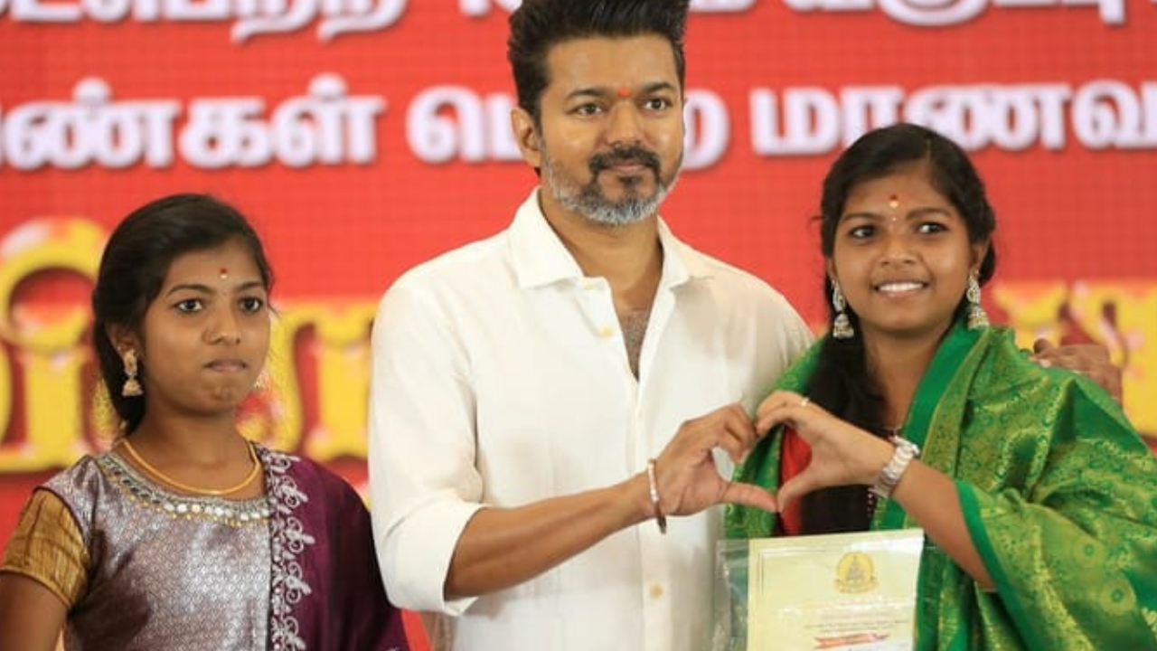 10,12-ஆம் வகுப்பில் அதிக மதிப்பெண் பெற்ற மாணவர்களுக்கு பரிசு வழங்கும் விஜய்… எப்போது தெரியுமா…? வெளியான தகவல்….!!