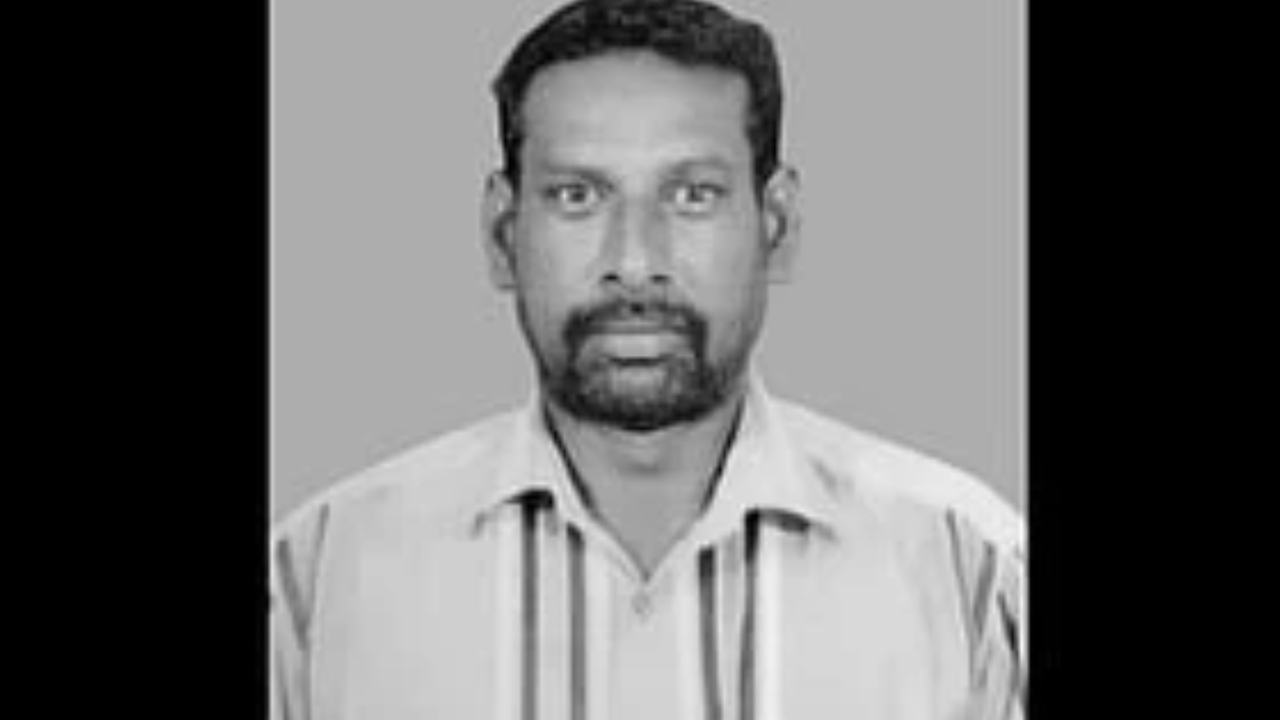 2 மகன்களுமே தோல்வி….! அறைக்குள் ஓடி சென்ற கணவர்…. பதறி சத்தம் போட்ட மனைவி…. கடைசியில் நடந்த சோகம்….!!