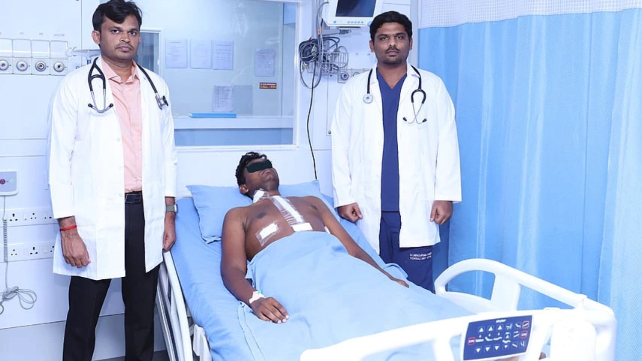 “இதயத்திற்கும், நுரையீரலுக்கும் நடுவே…” வாலிபரை காப்பாற்றிய டாக்டர்கள்…. குவியும் பாராட்டுகள்….!!