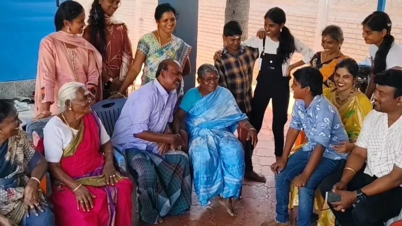 “12 வயதில் வீட்டை விட்டு சென்ற மகன்….” 40 ஆண்டுகளுக்கு பிறகு குடும்பத்துடன் பார்த்து கட்டி தழுவி கண்ணீர் விட்ட தாய்…. நெகிழ்ச்சி சம்பவம்….!!