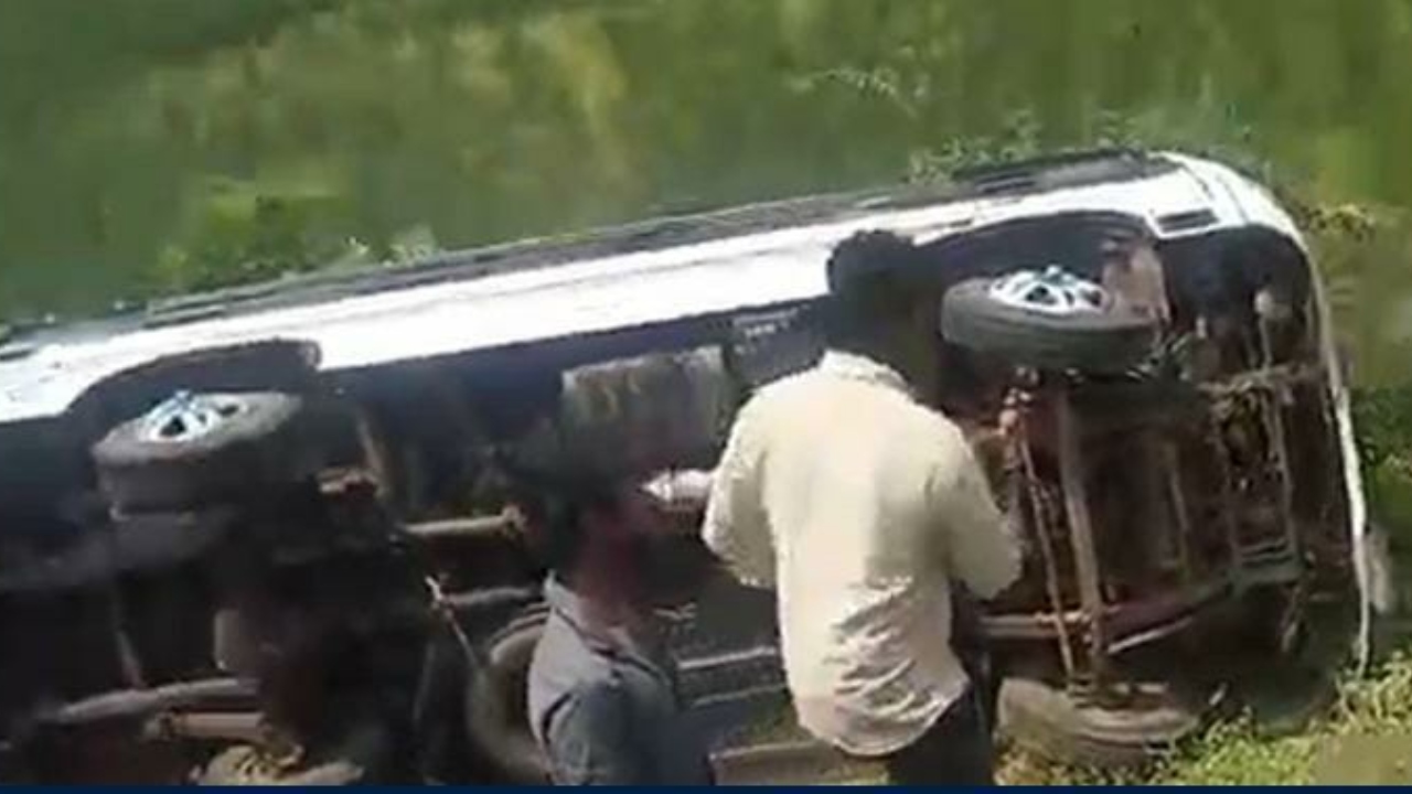 அதிர்ச்சி….! சுற்றுலா வேன் பள்ளத்தில் கவிழ்ந்து 20 பேர் படுகாயம்…. கோர விபத்து….!!