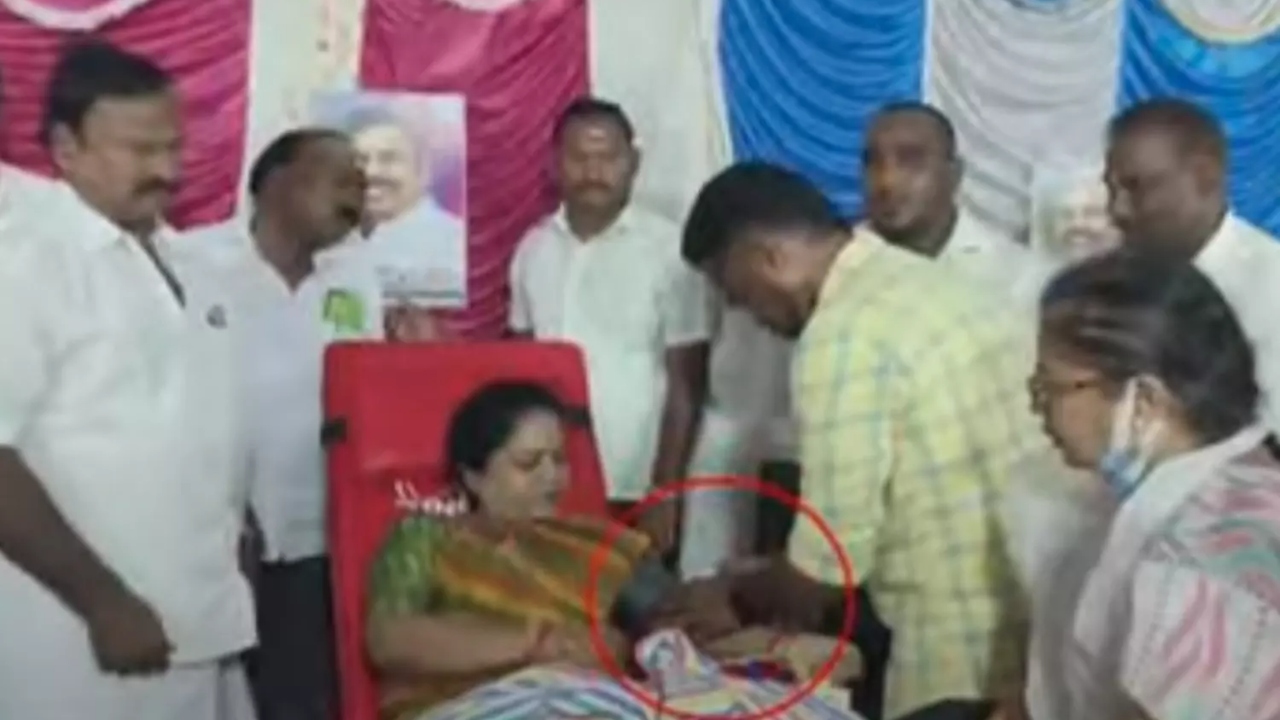 “ரத்த தானம் செய்வது போல போஸ்….” வைரலான வீடியோ…. விளக்கமளித்த அதிமுக மாவட்ட செயலாளர்…!!