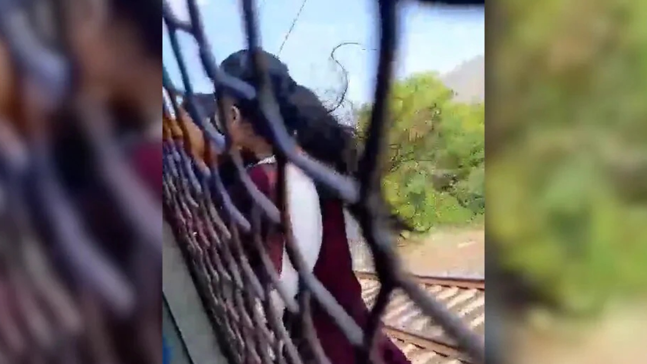 பார்க்கும்போதே பயமா இருக்கு…! ரயில் படிக்கட்டில் தொங்கியபடி பயணம் செய்யும் பெண்கள்…. திக் திக் வீடியோ…!!