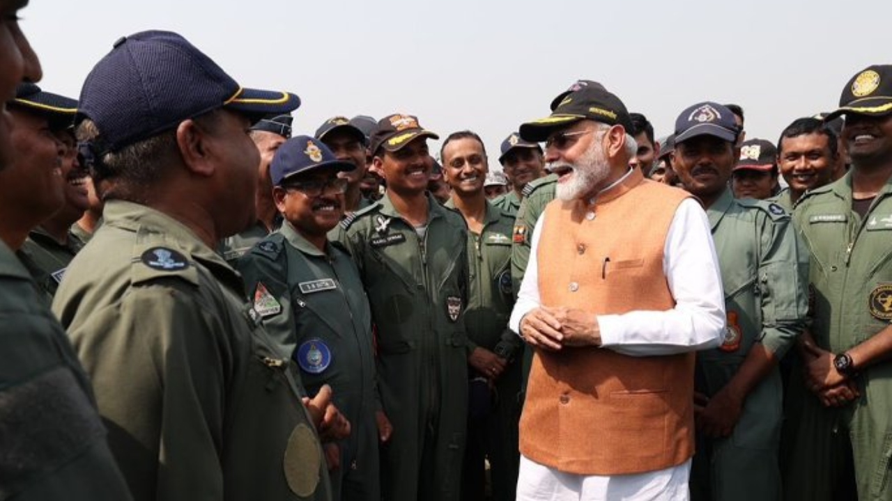 FLASH: பஞ்சாப் ஆதம்பூரில் உள்ள விமானப்படை தளத்திற்கு விசிட் அடித்த பிரதமர் மோடி….!!
