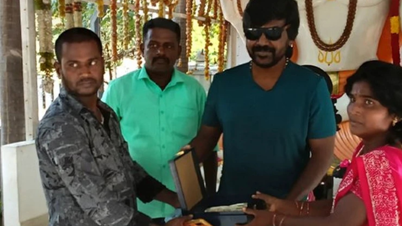 “அந்த மனசு தான் கடவுள்….” சேமிப்பு பணத்தை அரித்த கரையான்… தம்பதியை அழைத்து ரூ.1 லட்சத்தை தூக்கி கொடுத்த ராகவா லாரன்ஸ்…. குவியும் பாராட்டுகள்….!!