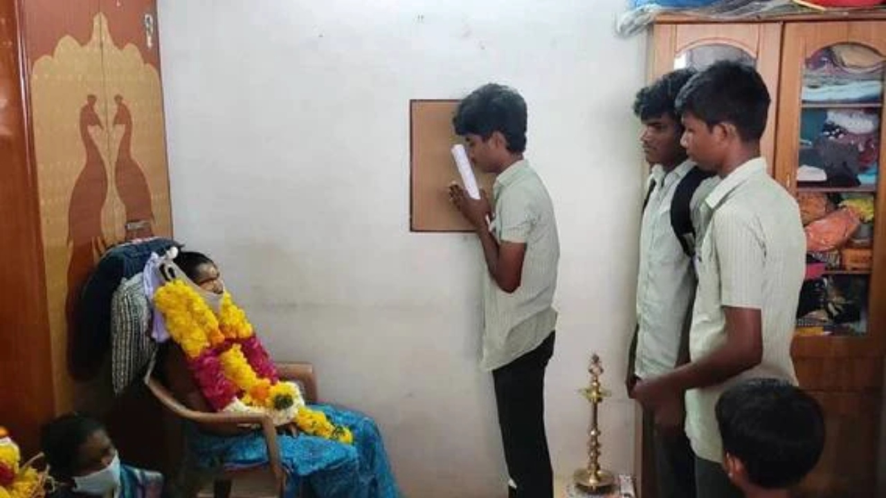 “தங்க மகனே…” தாய் இறந்த துக்கத்தில் தேர்வு எழுதிய மாணவன்… 12-ஆம் வகுப்பு தேர்வில் எவ்வளவு மதிப்பெண் தெரியுமா….?