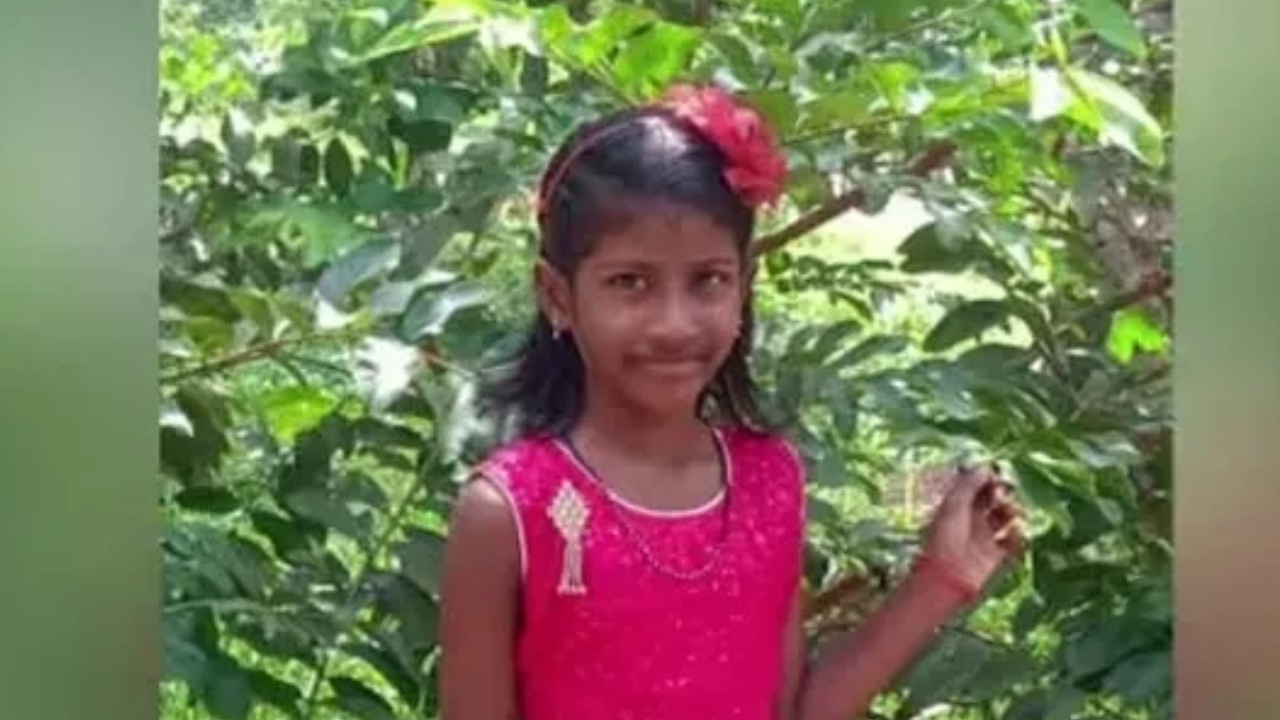 உனக்கு இப்படி ஒரு நிலைமையா…?  வாத்தை காப்பாற்ற ஓடோடி சென்ற சிறுமி…. ரேபிஸ் நோய்க்கு பலியான சோகம்…. கதறும் குடும்பத்தினர்…!!