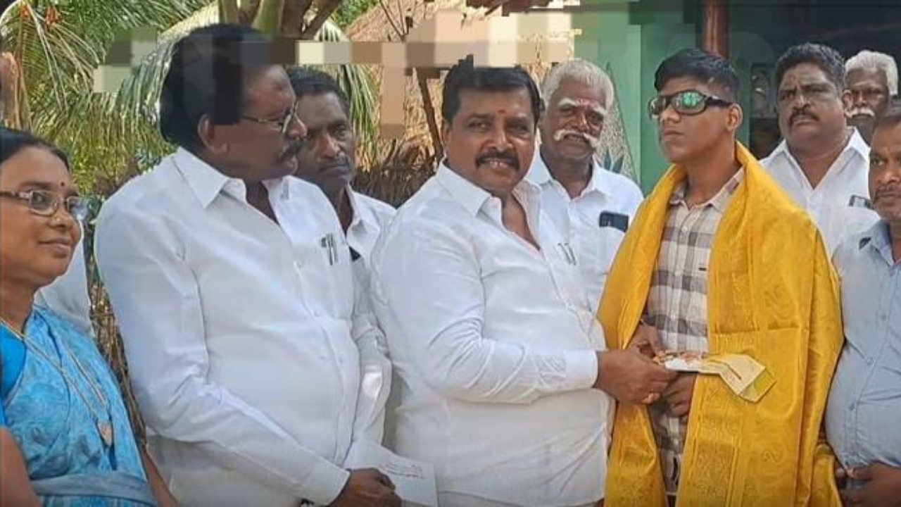 “பிளஸ் 2 தேர்வில் சாதனை…” மாற்றுத்திறனாளி மாணவரை நேரில் சந்தித்து உதவி செய்த எம்.எல் ஏக்கள்…. நெகிழ்ச்சி சம்பவம்….!!