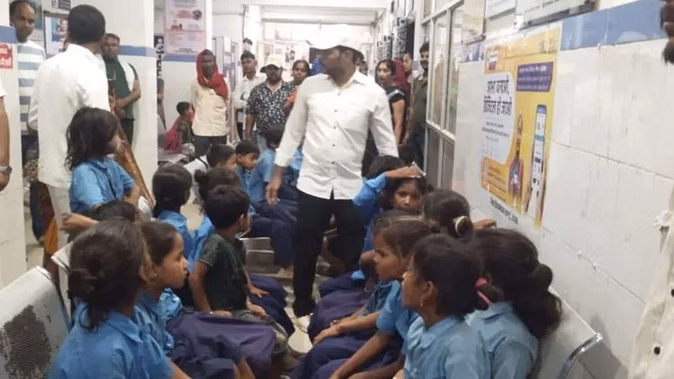 பீகார்: பள்ளி மதிய உணவில் இறந்த பல்லி..! “உணவு சாப்பிட்ட 20 குழந்தைகளுக்கு திடீர் உடல்நலக்குறைவு” – பெற்றோர் அதிர்ச்சி..!!