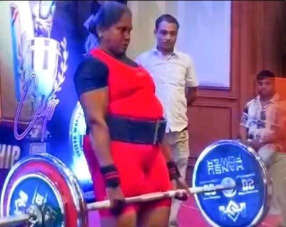 “தாய்லாந்தில் நடந்த பளு தூக்கும் போட்டி”… 320 கிலோ எடையை அசால்ட் ஆக தூக்கி தங்கப்பதக்கம் என்ற தமிழக பெட்ரோல் பங்க் ஊழியர்… குவியும் பாராட்டு..!!