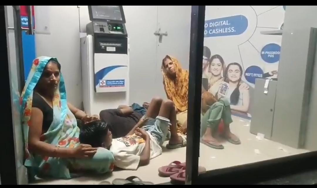 கோடை வெயில் மற்றும் தொடர் மின்வெட்டால் அவதி… ATM-ல் குழந்தைகளுடன் தஞ்சமடைந்த பெண்…. அதிர்ச்சி வீடியோ…!!