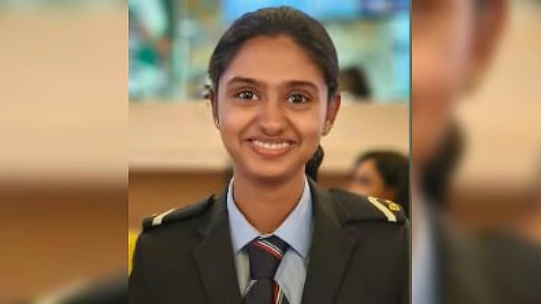 “விமான நிலைய அதிகாரி தற்கொலை”… எப்போது சாகப் போகிறாய்… அப்பத்தான் வேறொரு பெண்ணை கல்யாணம் பண்ண முடியும்… வெளிவந்த பரபரப்பு Chat…!!!