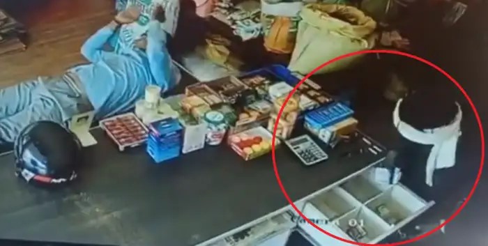 இது கனவா?… கல்லாவில் பணத்தை திருடும் திருடன்…பார்த்துக் கொண்டே இருந்த கடைக்காரர்… வைரலாகும் வீடியோ…!!!