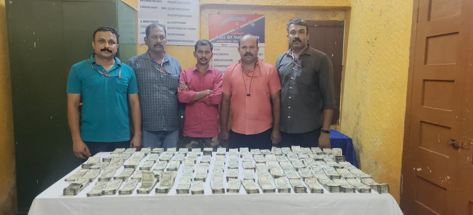 திருப்பதியில் இருந்து கேரளா சென்ற ரயிலில் ரூ.48 லட்சம் ஹவாலா பணத்தை கடத்தி சென்ற நபர்…. கையும் களவுமாக மடக்கிப் பிடித்த போலீஸ்….!!!