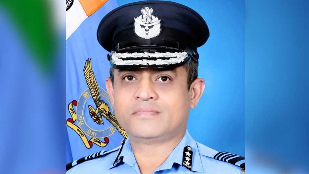 “தயார் நிலையில் முப்படைகள்”… இந்திய விமானப்படையின் புதிய தளபதியாக ஏர் மார்ஷல் நாகேஷ் கபூர் நியமனம்… இவர் யாருன்னு தெரிஞ்சா அசந்து போயிடுவீங்க.!!