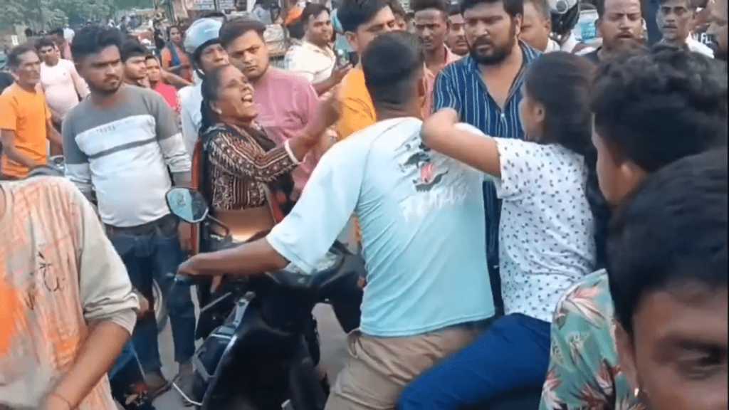 “காதலியுடன் சிக்கிய மகன்”… நடு ரோட்டில் செருப்பால் அடித்த தந்தை… தலைமுடியைப் பிடித்து இழுத்து புரட்டி எடுத்த தாய்… வைரலாகும் வீடியோ..!!