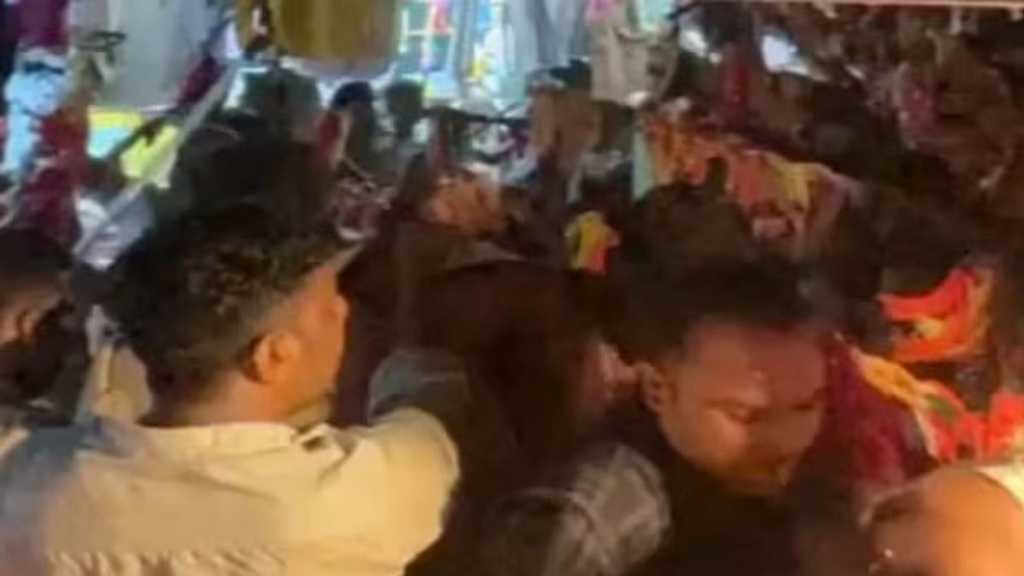 “பிரசித்தி பெற்ற கோவிலில் பயங்கர கூட்ட நெரிசல்”… 6 பேர் பலி.. 80 பேர் படுகாயம்… வைரலாகும் அதிர்ச்சி வீடியோ..!!!