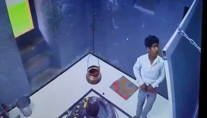 “சிவன் கோவிலுக்குள் புகுந்து அன்னபூரணி சிலை மீது சிறுநீர் கழித்த 19 வயது வாலிபர்”.. அதுமட்டுமா…? அருவருக்கத்தக்க சம்பவம்… அதிர்ச்சி வீடியோ..!!