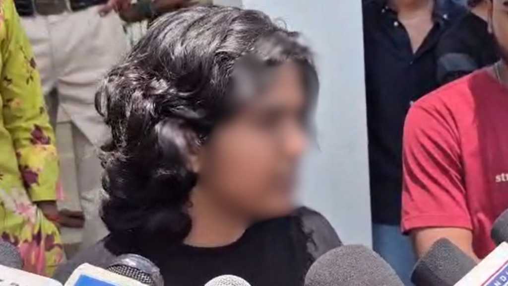 “2 வருஷமா மாணவிகளின் குளியல் அறையில் கேமரா”… மாணவிகளின் நிர்வாண வீடியோக்களை காதலனுக்கு அனுப்பிய மாணவி… பரபரப்பு சம்பவம்..!!!