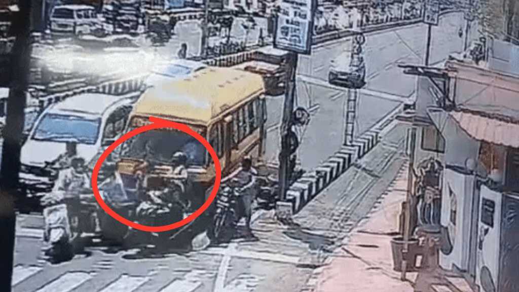 பிரேக் பிடிக்கல..! சிக்னலில் நின்ற 7 வாகனங்கள் மீது அடுத்தடுத்து மோதிய ஸ்கூல் பஸ்.. 50 அடி தூரம் சக்கரத்தில் இழுத்துச் செல்லப்பட்டு பெண் பலி.. பதற வைக்கும் வீடியோ..!!!